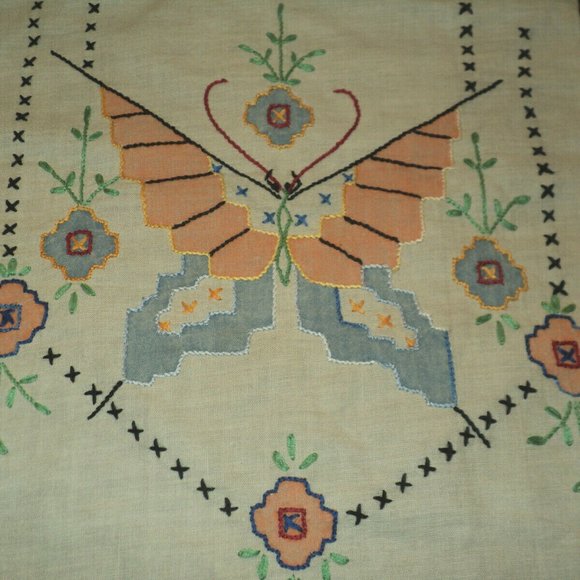 Vintage JBK #801 Hand-Embroidered Dresser Scarf Butterflies & Flowers 43" x 13" - Picture 5 of 9